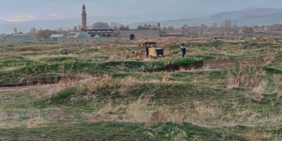 Van’da skandal görüntüler: Kale eteklerindeki tarihi mekana kepçelerle girdiler