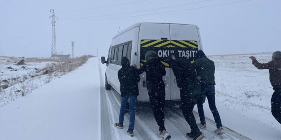 Erzurum’da kar yağışı nedeniyle okullar tatil edildi