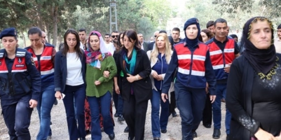 Eski HDP Van Milletvekili Yüksekdağ ağabeyinin cenazesine katıldı