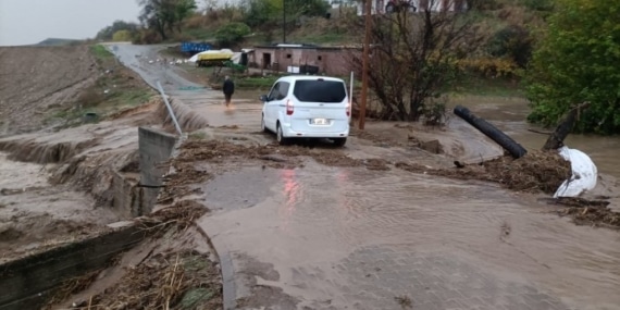 Sağanak yağış hayatı olumsuz etkiledi: 2 kişi yaşamını yitirdi