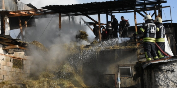 Erzurum’da yangın: Bir ev ve ahır tamamen, 2 ev de kısmen yandı