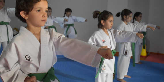 Bitlis’te kız çocuklarına karate eğitimi