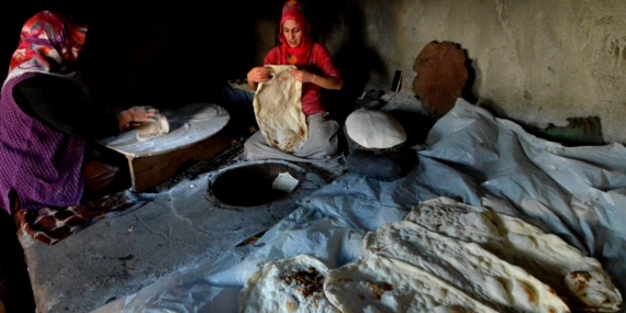 Kars’ta kadınlar tandırlarda imece usulü ekmek pişiriyor