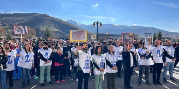 Bitlis’te sağlıkçılardan ‘yemek’ protestosu