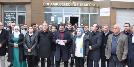 Muş’un Bulanık Belediyesi önünden seslendiler: Kayyımdan geri alacağız