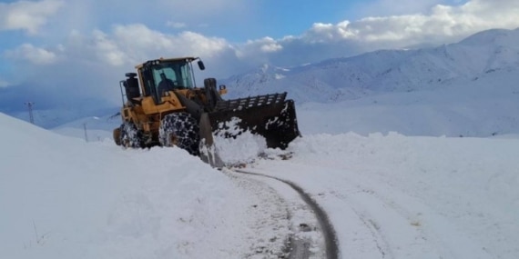 Yüksekova’da kayyıma tepki: Karla kaplı yolları temizlemeseler daha iyiydi!