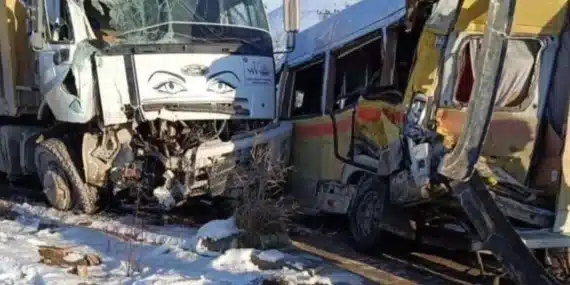 Van’da kaza: Yolcu minibüsü ile kamyon çarpıştı