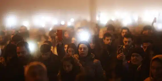 Hatay’da depremin 1. yılında devlet yetkilileri protesto edildi