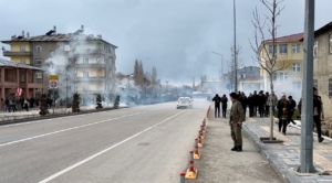 Van'da Newroz sonrası yapılan yürüyüşe polis müdahalesi - Van Newroz mudahale1