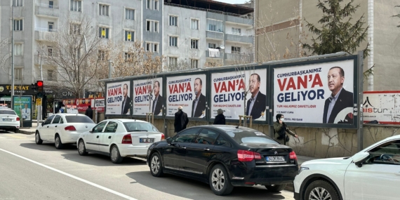 Van’da Cumhurbaşkanı Erdoğan’ın posterleri YSK kararıyla kaldırılacak