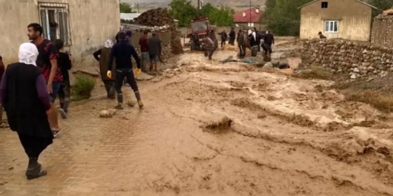 Van’da sağanak yağış sele neden oldu