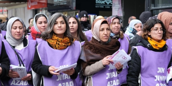 Van’da 8 Mart mitingi için erbane işliğinde bildiri dağıtıldı-Video