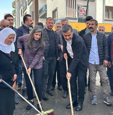 Van’ın seçilmiş belediye eş başkanları Zeydan ve Şedal sokakları temizledi