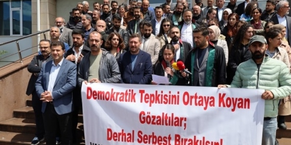 Van Adliyesi önünde gözaltı protestosu