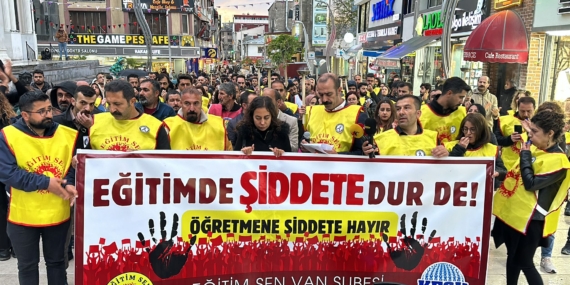 Van’da eğitimciler şiddete karşı meşalelerle yürüdü-Video