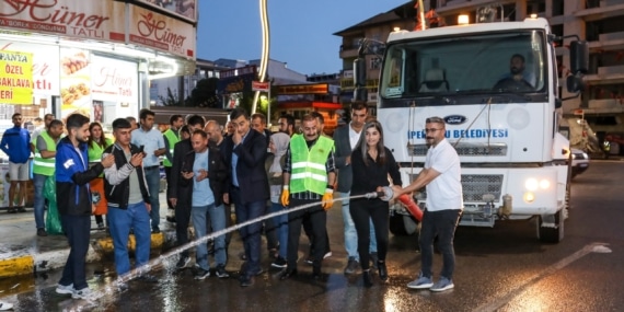 Van’da Eşbaşkanlar sokaklara çıkarak sabaha kadar emekçilerle temizlik yaptı