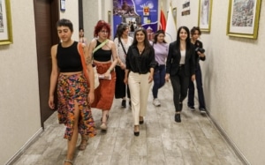 Feminist kadınlar Van Büyükşehir Belediyesi’nde - Fenist kadinlar Van