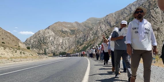 ‘İradeye Saygı Yürüyüşü’ tamamlandı: Kitle meşalelerle Hakkari’ye giriş yaptı