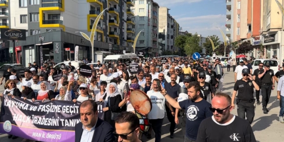 Van’da binlerce kişi Hakkari’ye doğru yola çıktı: İlk güzergah Gürpınar