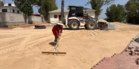 Edremit  Belediyesi, ilçede bozuk ve yapılmamış yol bırakmamaya kararlı