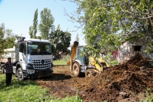 Kırsal mahallelerde bulunan hayvansal atıkları verimi artırmak için tarlalara taşıdılar - kirsal mahalleler 2