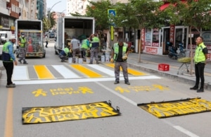 Van’da Kürtçe/Türkçe yol çizgi çalışması hayata geçirildi - kurtce turkce yol cizgisi 2