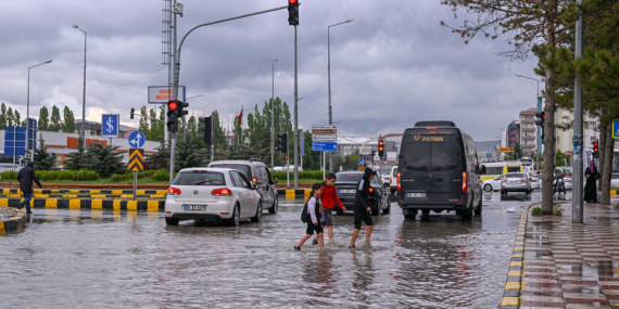 Van’da 5 ilçe için kuvvetli yağış ve sel uyarısı yapıldı