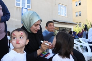 Edremit Belediyesinden Kürtçe çocuk şenliği   - Edremit1