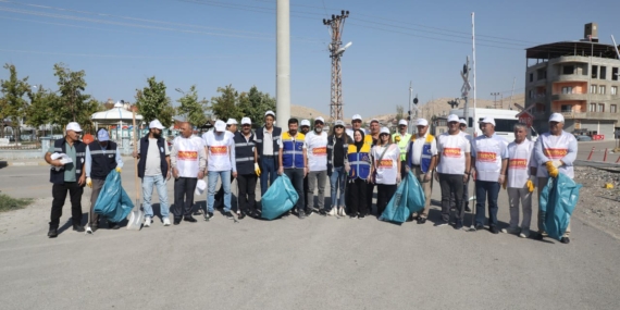 Tuşba’da temizlik seferberliği: Temizliğe siyasi parti ve STK’larda  katıldı