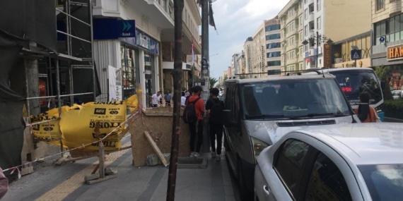 Van’da Maraş Caddesi’nde yayalara geçit yok!