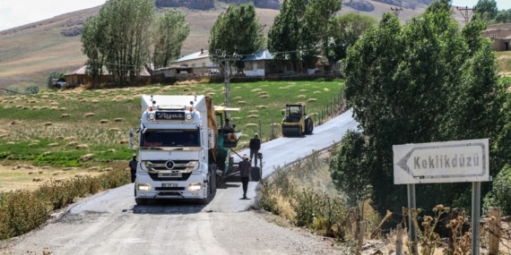 Van’da o mahallenin yolu ilk kez asfalt ile kaplandı