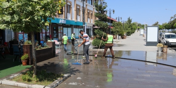 Halk, belediye birlikte temizlik çalışması yaptı