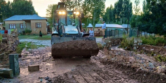 Özalp’ta sel felaketi: belediye ekipleri seferber oldu