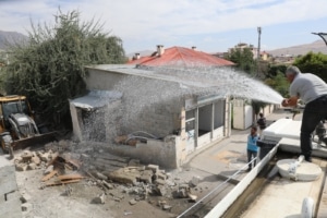 Van’da duvar örülerek kapatılan araç yolu genişletilerek tekrar açıldı - Ipekyolu2