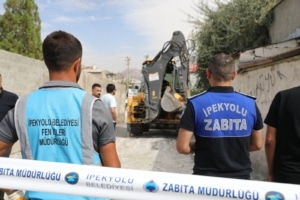 Van’da duvar örülerek kapatılan araç yolu genişletilerek tekrar açıldı - Ipekyolu3