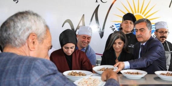 Van’da halk lokantası hizmete açıldı: İlk servisleri Şedal ve Zeydan yaptı