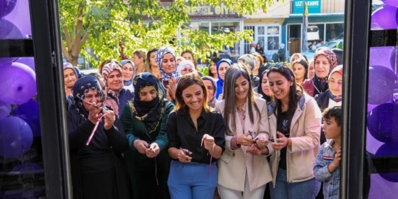 Muradiye’de Sinemxan Kadın Yaşam ve Dayanışma Merkezi halaylarla açıldı