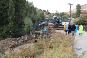 Belediyeden sağanak yağış öncesi Kavuncu Mahallesi’nde dere ıslahı ve yol çalışmaları - belediye 1