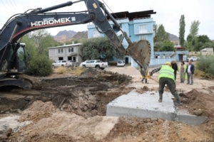 Belediyeden sağanak yağış öncesi Kavuncu Mahallesi’nde dere ıslahı ve yol çalışmaları - belediye 2