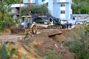 Belediyeden sağanak yağış öncesi Kavuncu Mahallesi’nde dere ıslahı ve yol çalışmaları - belediye 6