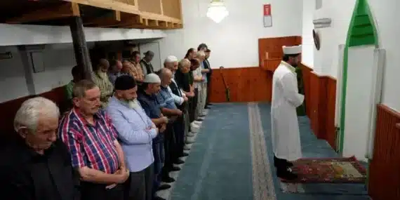 Cami inşaatı bitmeyince, kilisede namaz kılmaya başladılar