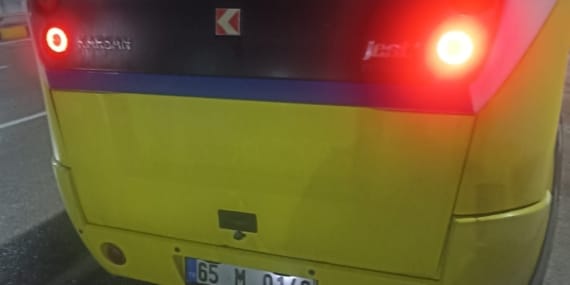 Van’da servis şoförü hasta yurttaşları arabadan indirerek sokak ortasında bıraktı