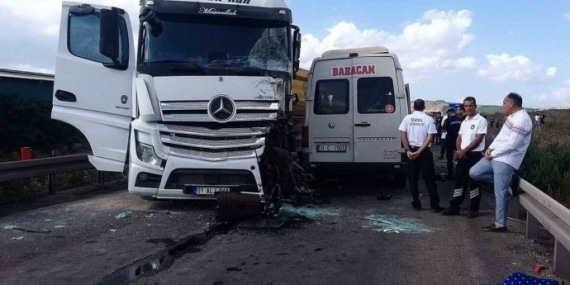 TIR ile servis minibüsü çarpıştı: 3 ölü, 8 yaralı