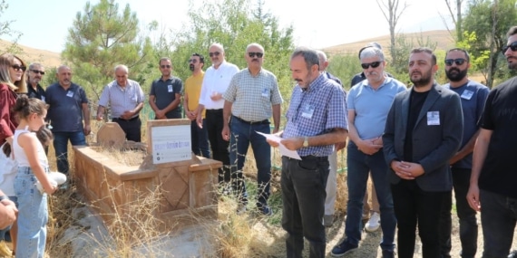 KHK’li Özvan Van’daki mezarı başında anıldı