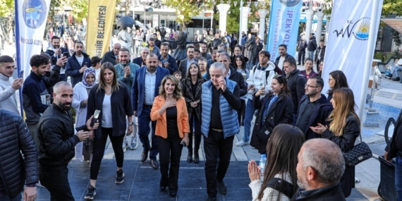 Selahattin Demirtaş’ın yazdığı ‘Arafta Düet’ kitabı için Van’da imza günü düzenlendi  