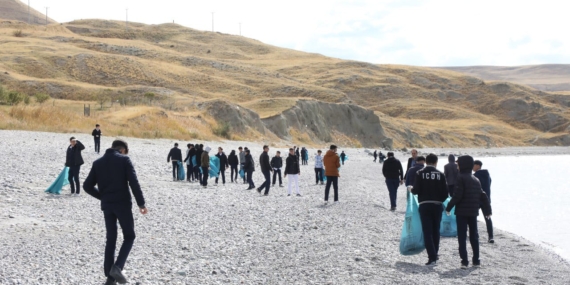 Tuşba Belediyesi Denizcilik Öğrencileri İle Birlikte Sahili Temizledi