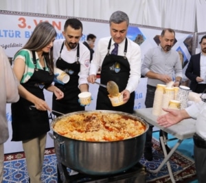 İstanbul’da Van'ın yöresel yemeklerinden helîse ve sengesîr pişirildi - Istanbulda Vanin yoresel yemeklerinden helise ve sengesir pisirildi1