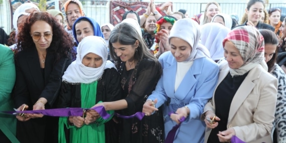 Van’da geleneksel ürünlerin tanıtıldığı Şamiram Kadın Yaşam Merkezi açıldı