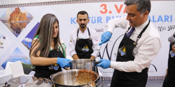 İstanbul’da Van’ın yöresel yemeklerinden helîse ve sengesîr pişirildi