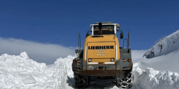 Hakkari’de etkili olan kar yağışı sonucu yollar kapandı